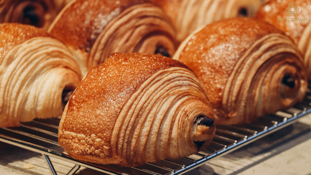 Pain Au Chocolat là món bánh sừng bò sô cô la xuất hiện lần đầu tiên vào thế kỷ 19