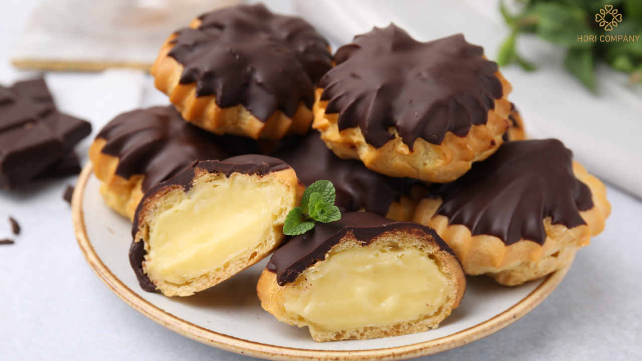 Profiterole là món bánh su kem thường được trang trí bằng sô cô la bên trên