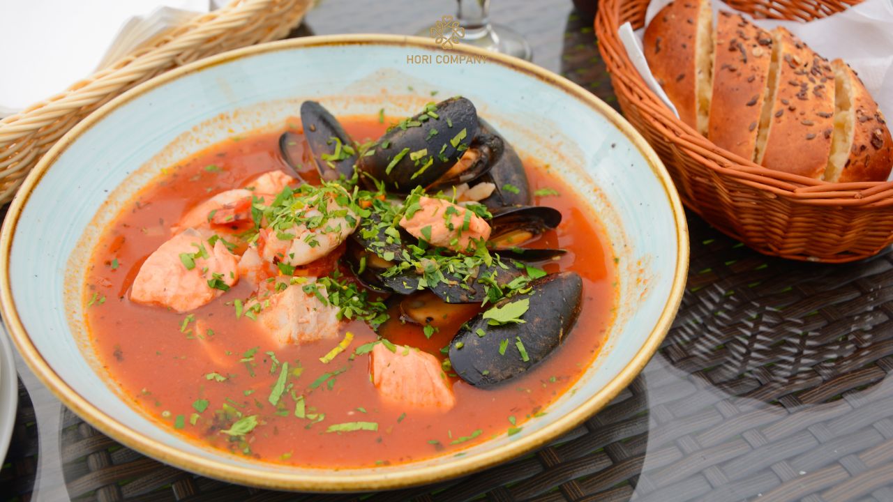 Màu sắc bắt mắt của các nguyên liệu làm nên món soup Bouillabaisse